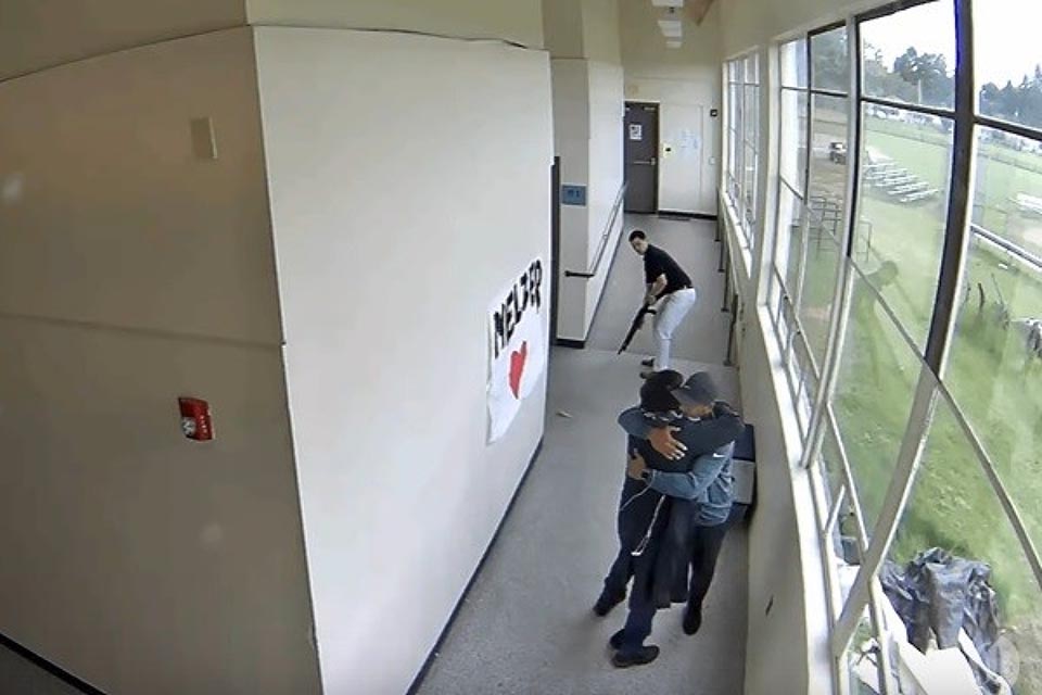 Vídeo mostra professor abraçando aluno após desarmá-lo