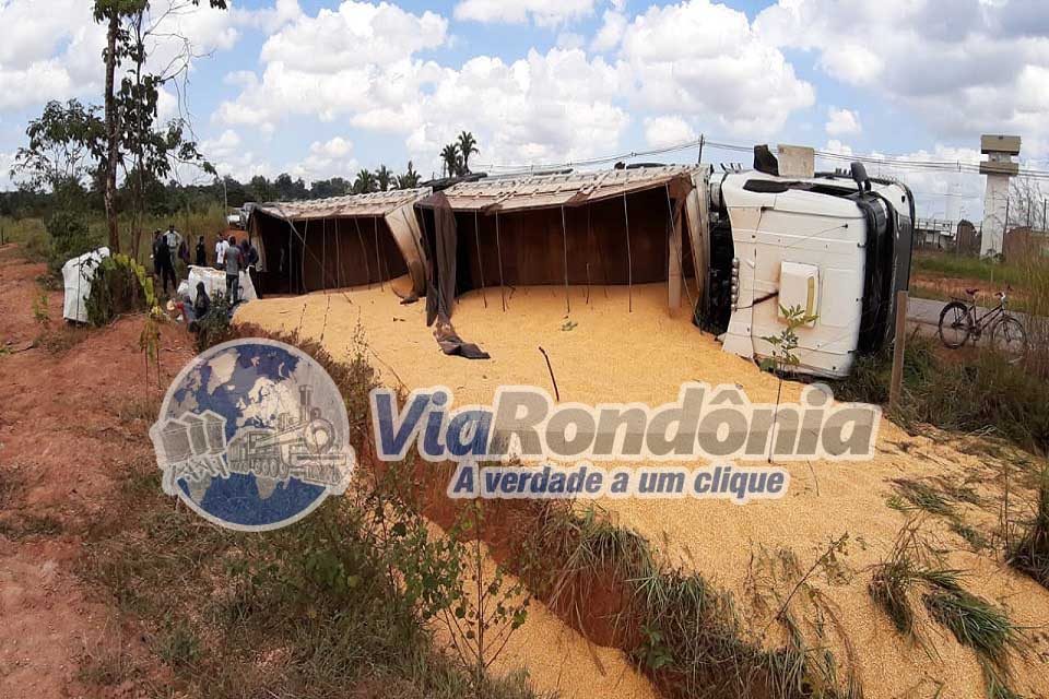 Motorista perde controle de carreta carregada de milho e tomba na Estrada da Penal