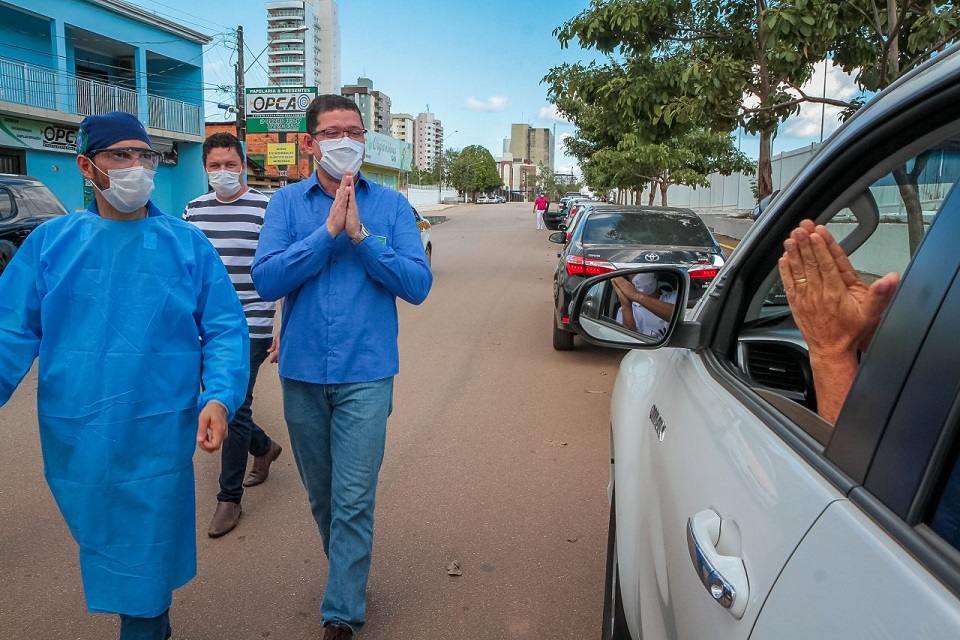 Governo bate meta com realização de mais de mil testes rápidos da Covid-19 através de drive-thru e distribui kits de medicamentos para casos positivos