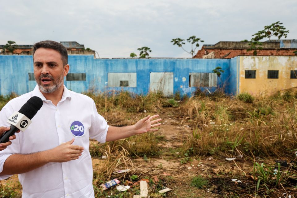 Léo Moraes mostra uma das várias obras paradas na saúde de Porto Velho