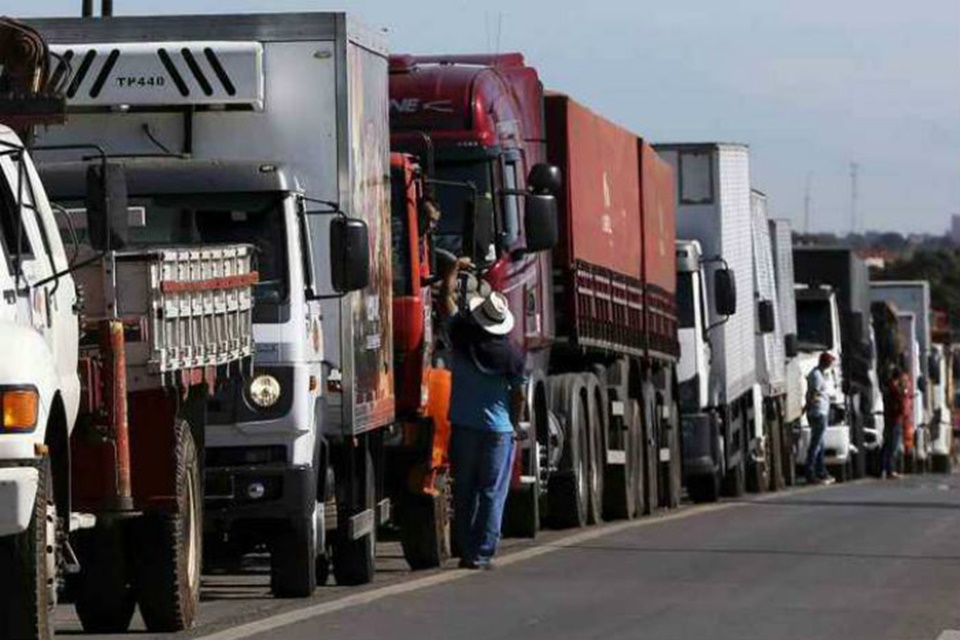 Reajuste do diesel divide caminhoneiros e parte da categoria ameaça greve dia 29