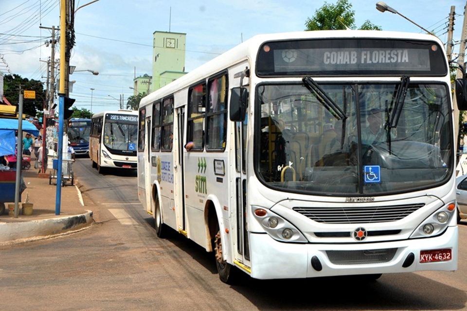 Por causa da cheia, ônibus que passam pelo Cai N’Água têm rotas alteradas nos sábados e domingos