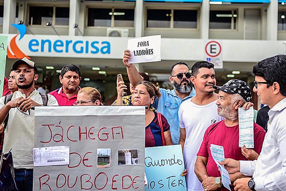 Reclamação geral; consumidores manifestam na frente da Energisa