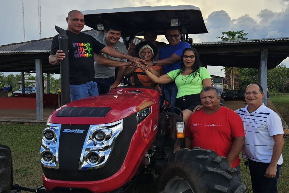 Produtores do distrito do Iata, em Guajará-Mirim, recebem trator de pneus adquirido com emenda da deputada Sílvia Cristina