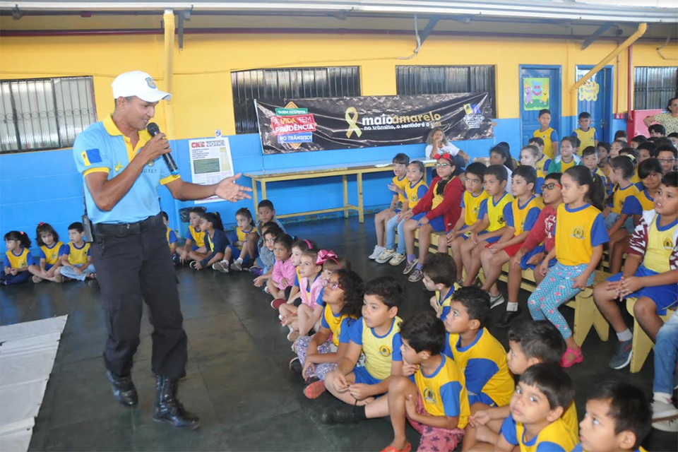 Campanha ensina normas de trânsito a alunos da escola Bom Jesus