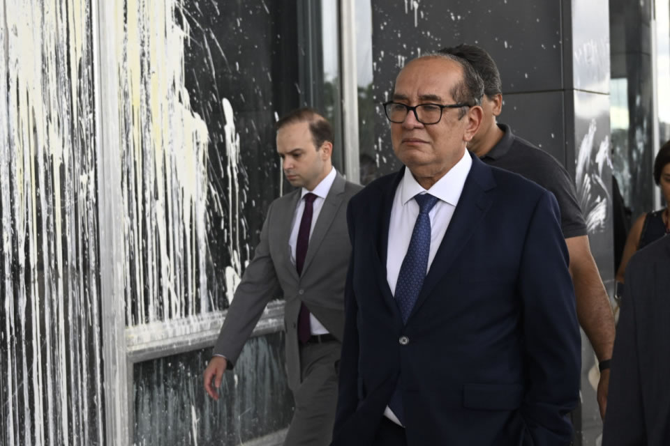 Moraes vê indícios de ataques coordenados no 8/1, e Gilmar lembra incentivo de Braga Netto
