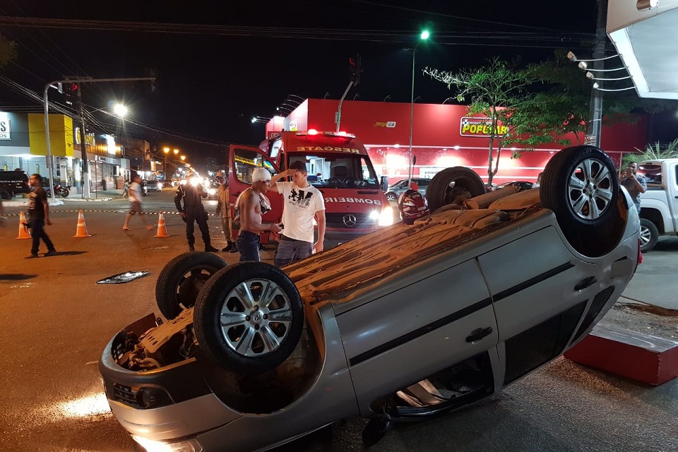 Carro capota após ser atingido por outro em cruzamento na capital