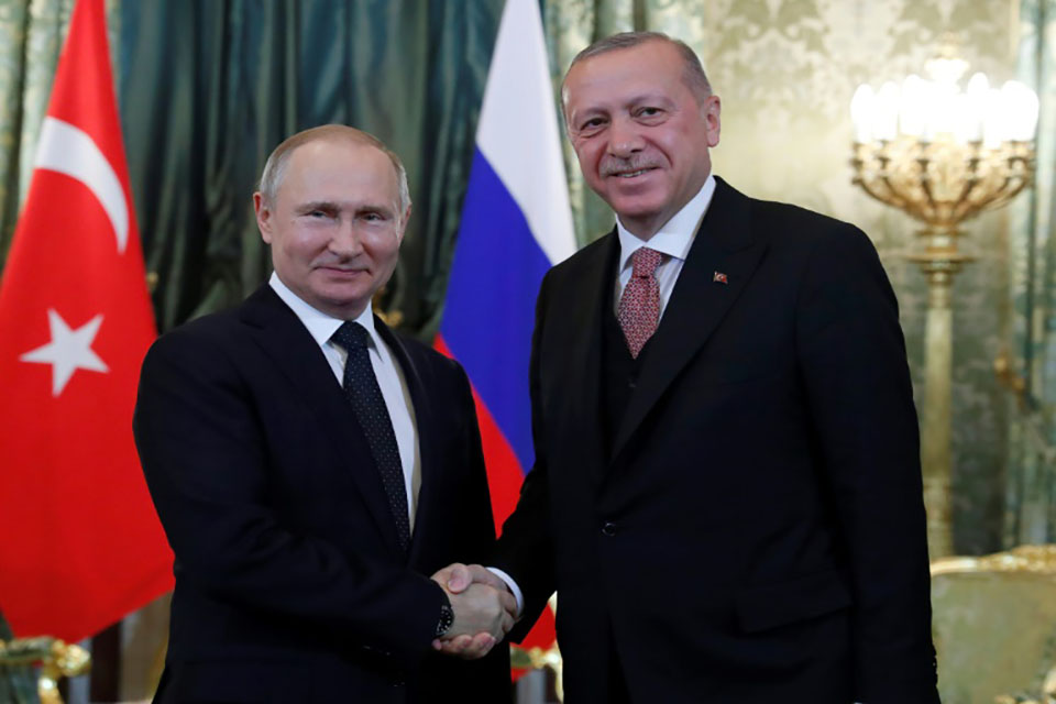 Putin e Erdogan discutem acordo de mísseis S-400 que desagrada EUA