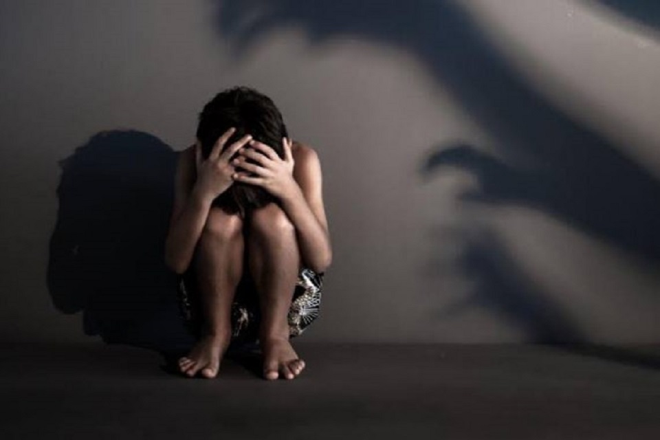 Criança é estuprada pelo namorado da mãe dentro de residência