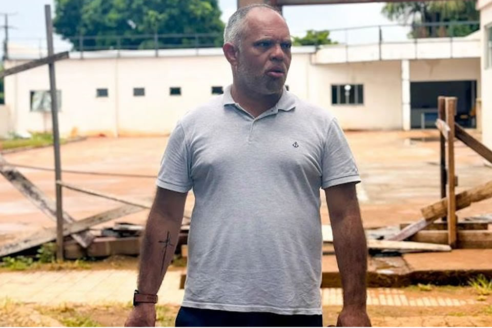 Vereador Joel da Enfermagem fiscaliza e descobre obras paradas na reforma da policlínica Rafael Vaz e Silva