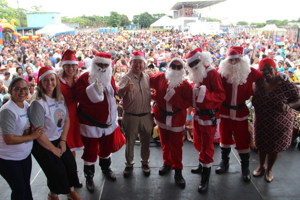 Com papais noéis radicais, evento beneficente da Prefeitura reúne milhares no estádio municipal