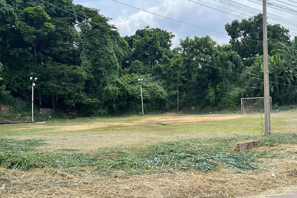 Marcio Pacele celebra ação de limpeza em campo de futebol no bairro Mato Grosso  