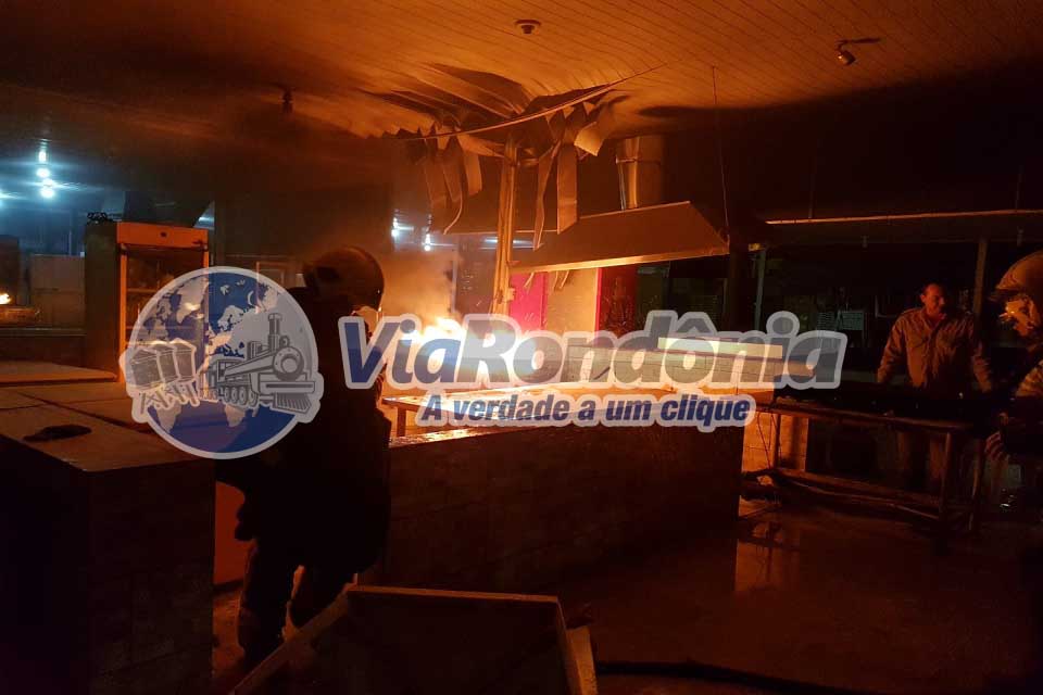 Fritadeira explode e fogo quase destrói praça de alimentação na capital