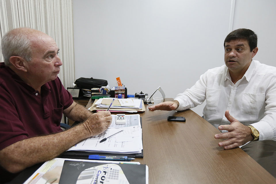 Cônsul de Cuba explica retirada dos médicos ao deputado Lebrão