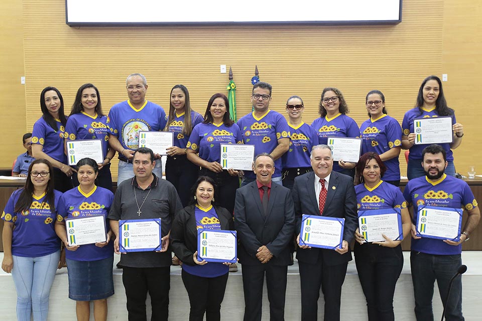 Lazinho da Fetagro entrega Voto de Louvor em reconhecimento ao trabalho do Projeto Educampo