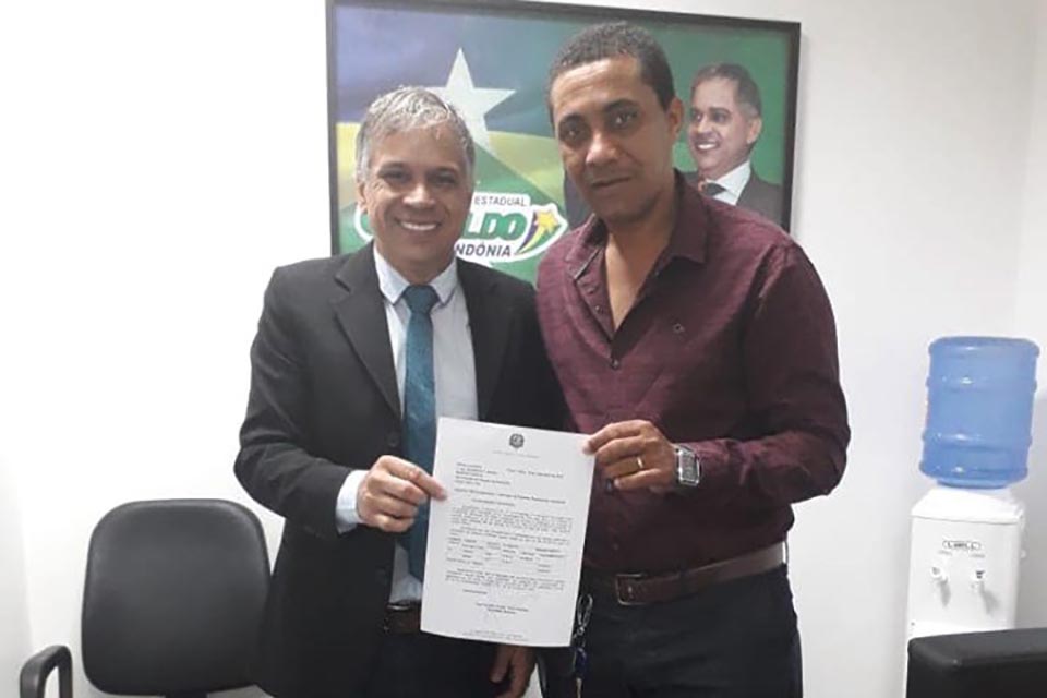 Deputado Geraldo da Rondônia assegura recurso para aquisição de veículo para educação de Vale do Anari