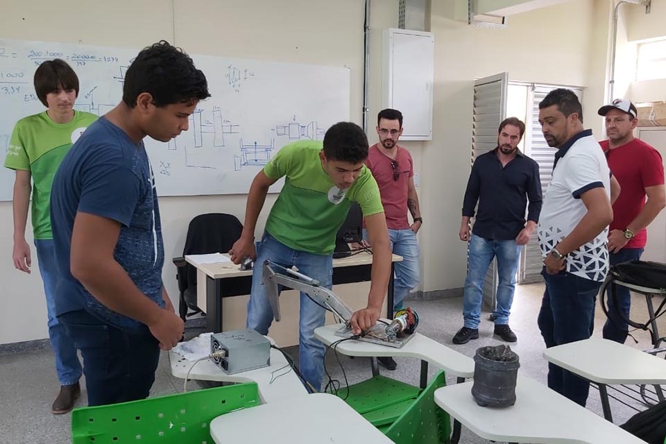 Alunos do IFRO conhecem métodos de reciclagem de metal com indústria vilhenense