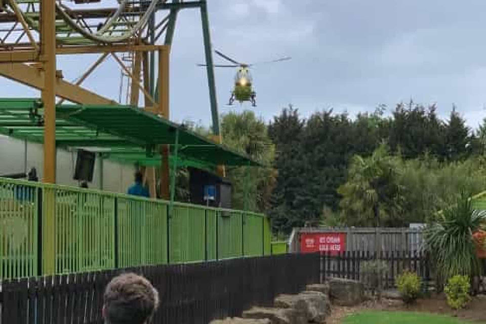 Criança transportada para hospital após acidente em parque de diversões