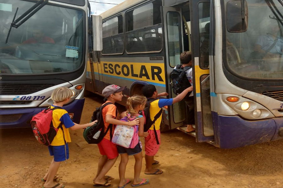 Estado e Município se comprometem a regularizar transporte escolar até o dia 30 de julho