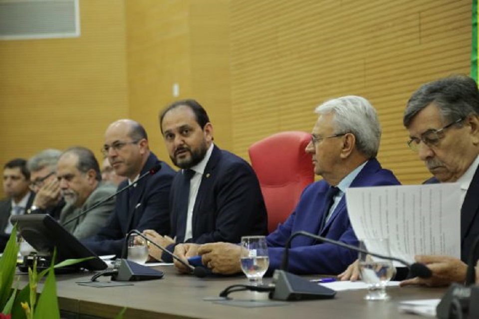 Defesa da cidadania é apontada como missão conjunta dos poderes em comemoração dos 36 anos da primeira Constituição