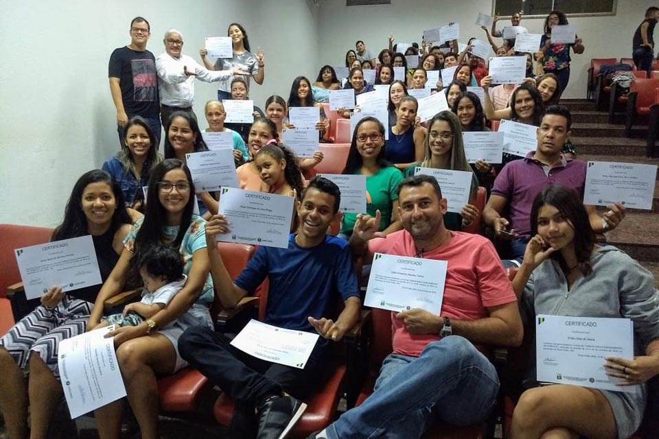 Escola do Legislativo encerra cursos de setembro e outubro
