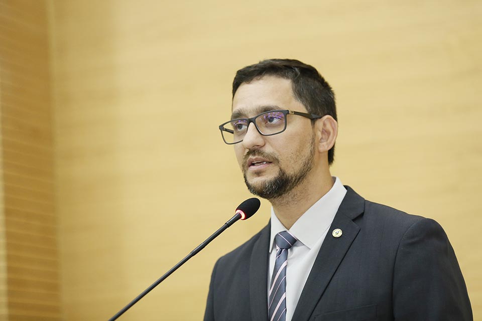 Deputado Anderson indica redução de impostos para aquisição de carros elétricos ou híbridos