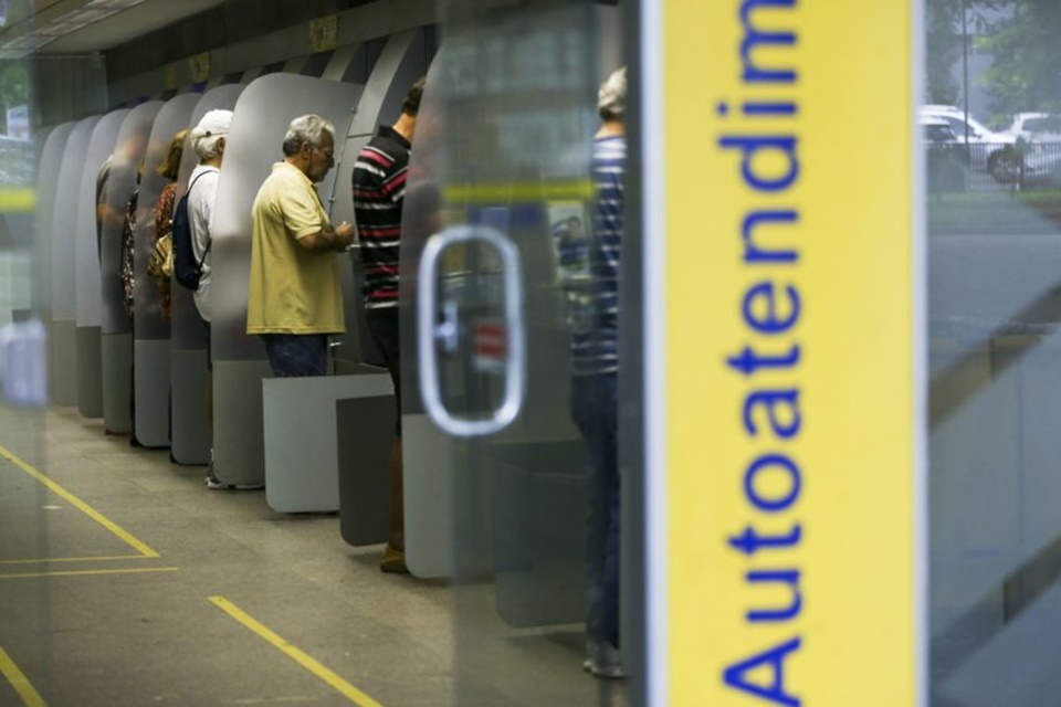 Feriadão de Páscoa altera a rotina: confira o que abre e o que fecha