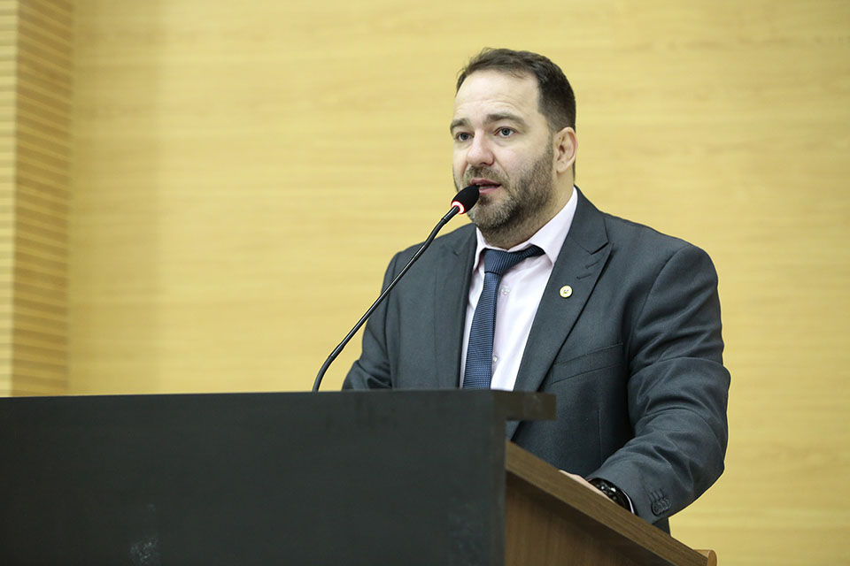 Alex Redano pede reforma de quadra e auditório em escola de Porto Velho