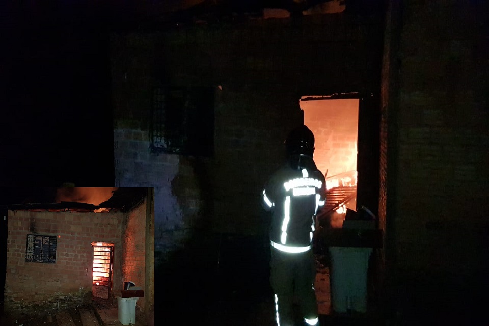Casa é destruída pelo fogo nessa madrugada na zona Sul de Porto Velho