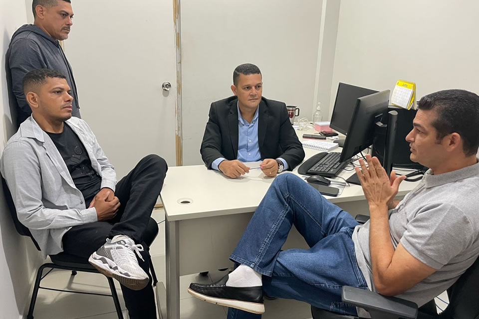 Vereador Adalto de Bandeirantes visita SEMED para discutir transporte Escolar na Zona Rural da Capital