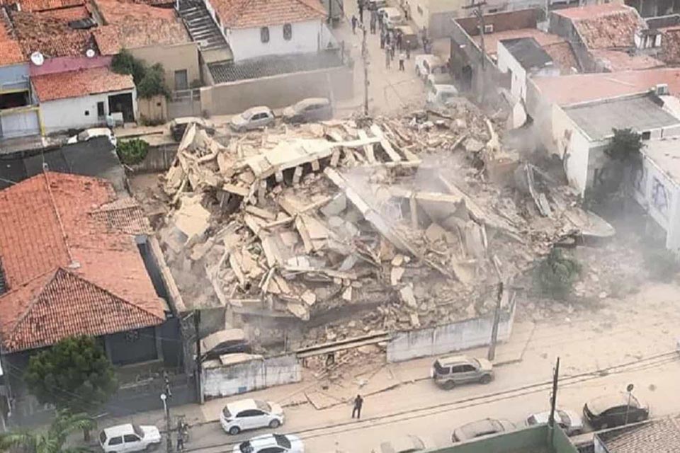VÍDEO: Prédio residencial de sete andares desaba em Fortaleza