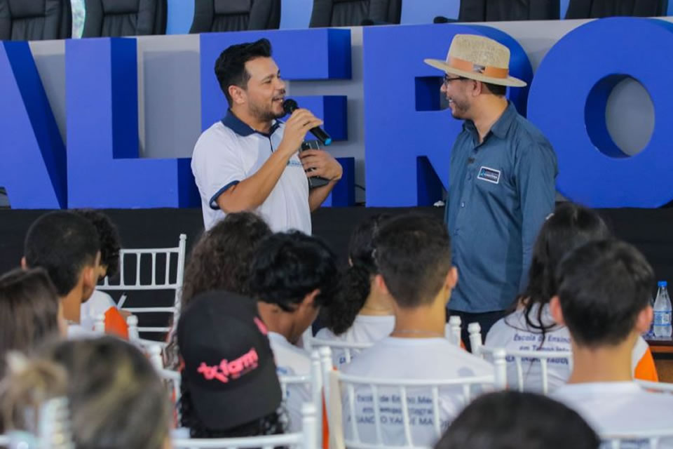 Marcelo Cruz valoriza importância do esporte em palestra para jovens no estande da Alero