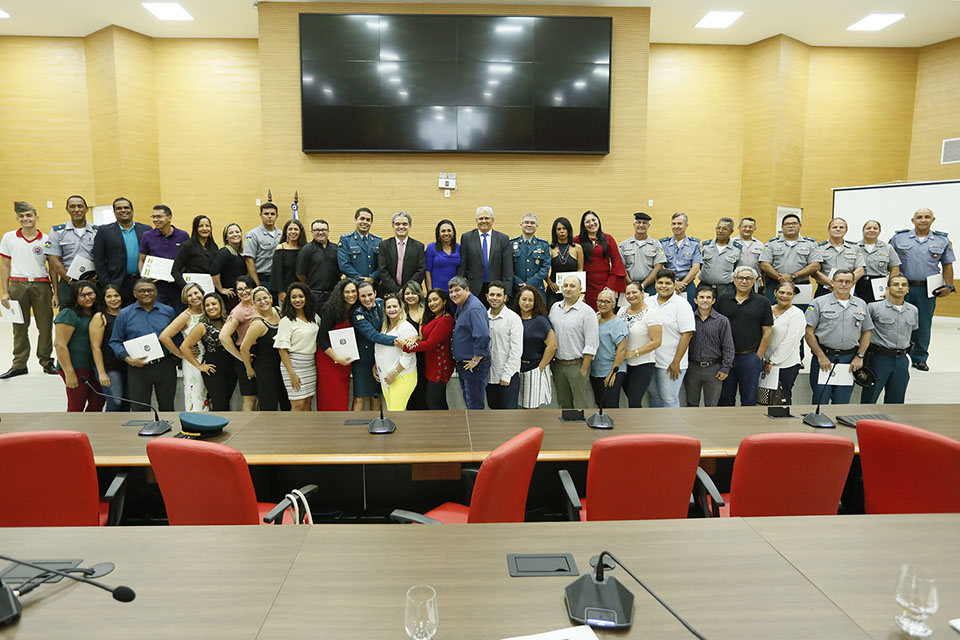  Assembleia Legislativa homenageia Colégio Tiradentes de Jacy-Paraná