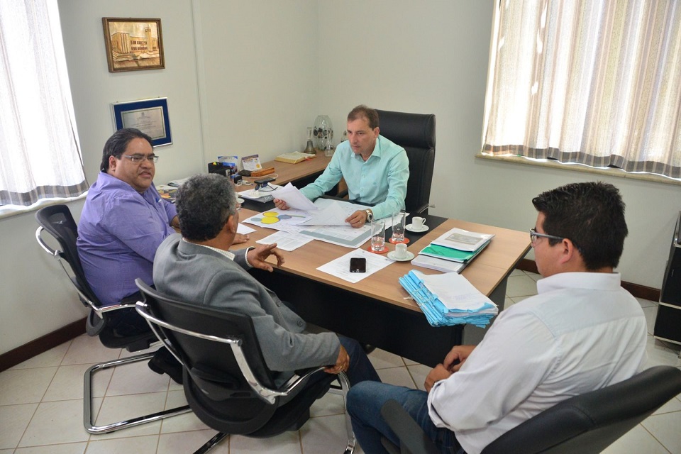 Prefeitura firma parceria com governo para construir escolas