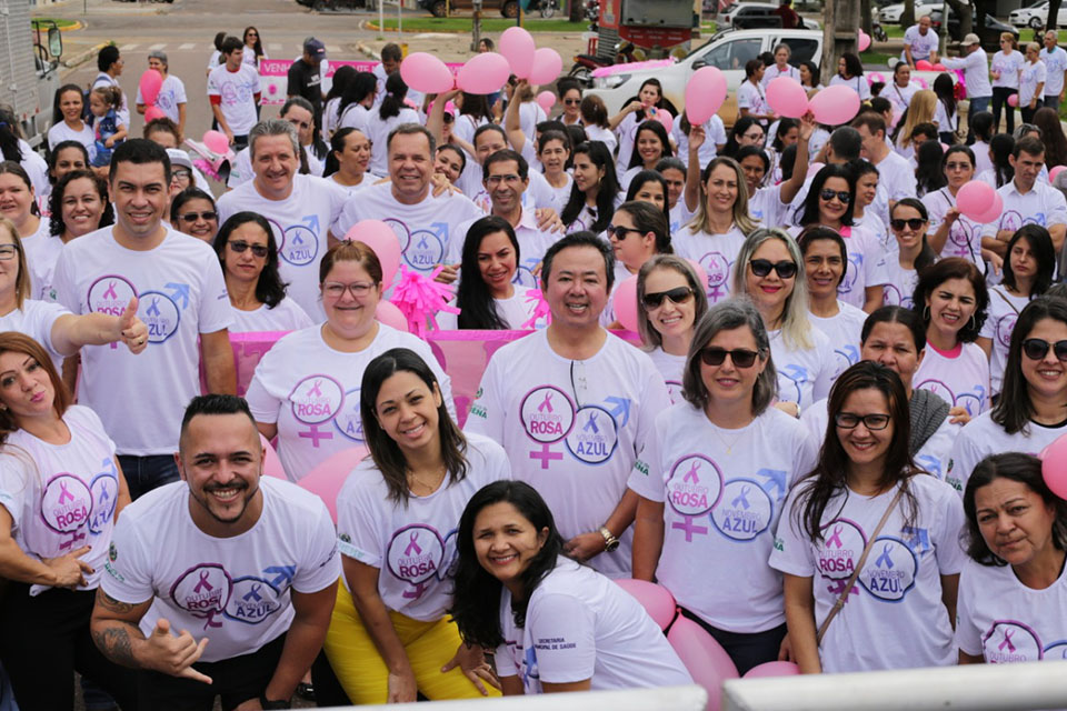 Caminhada reúne cerca de 200 pessoas para conscientização do Outubro Rosa