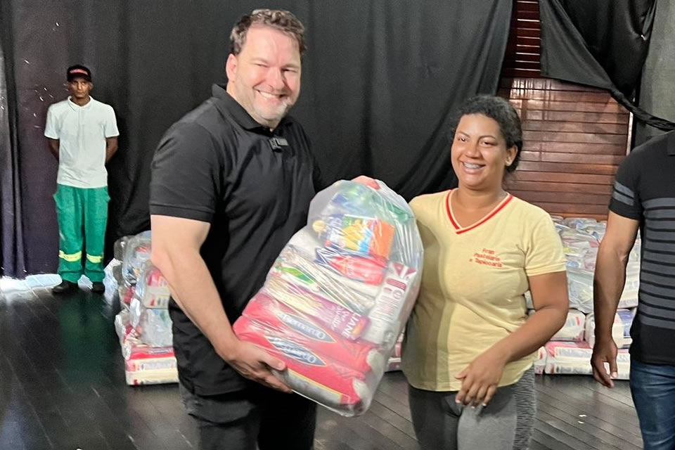 Alex Redano participa de entrega cestas básicas para população em situação de vulnerabilidade social