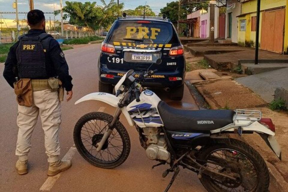 Motocicleta furtada é recuperada após denúncia de abandono em Porto Velho