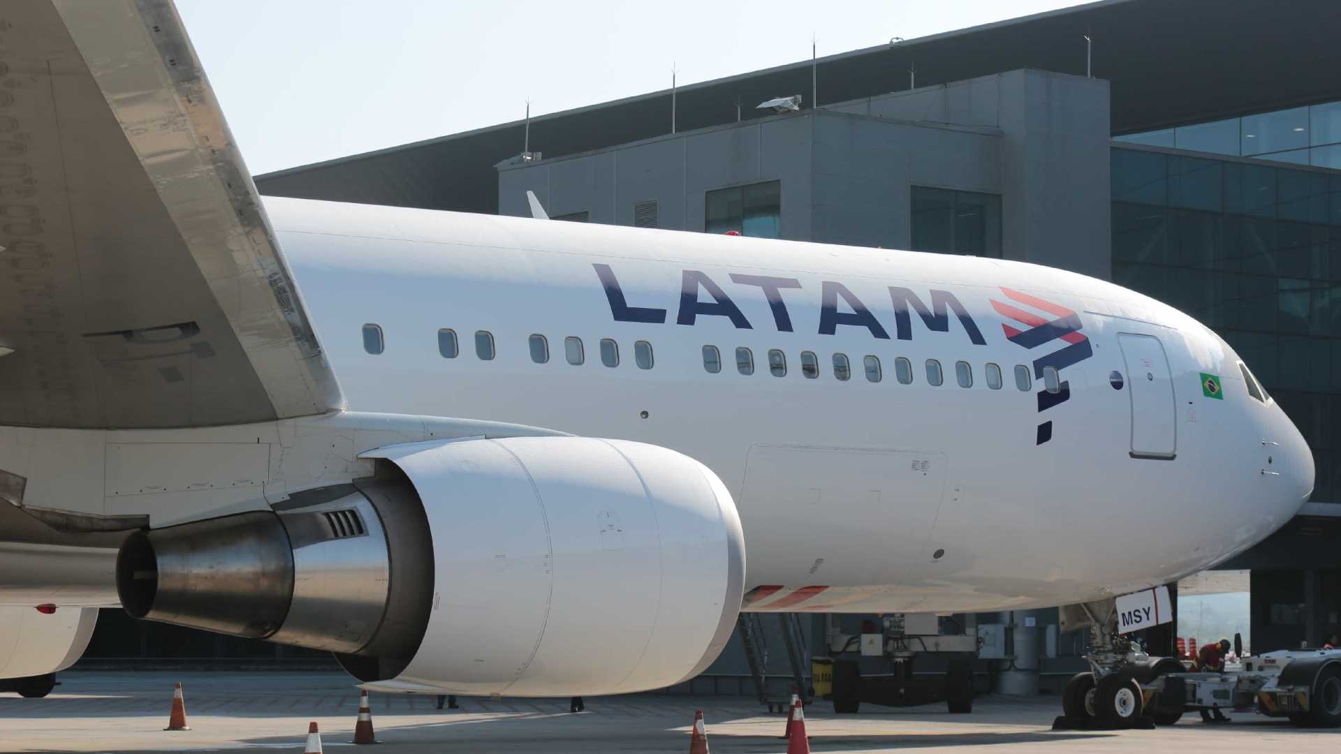 Avião da Latam tem nariz e para-brisa destruído por granizo em voo