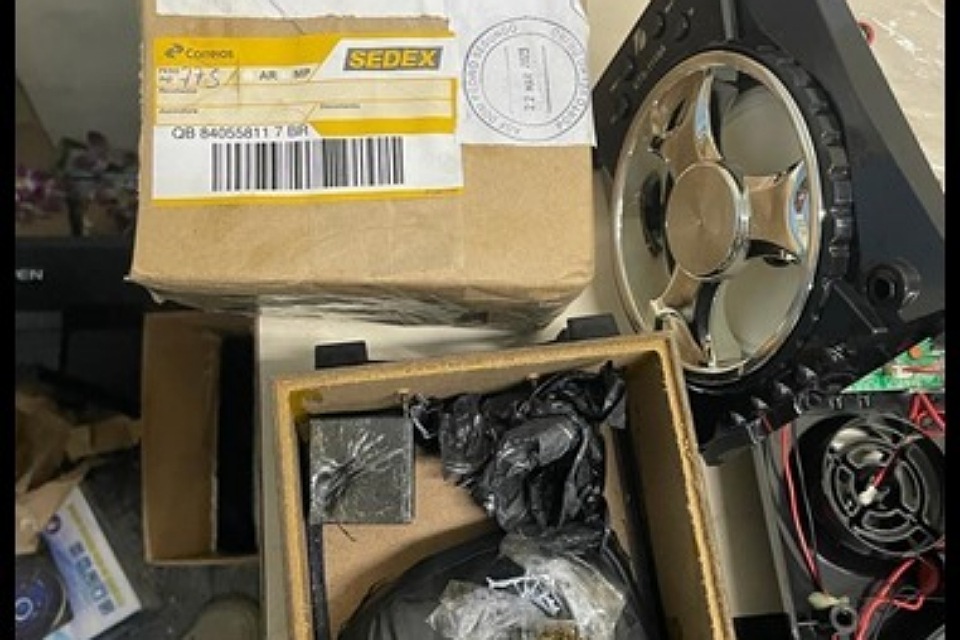 PF prende suspeito de tentar remeter via postal três encomendas contendo drogas 