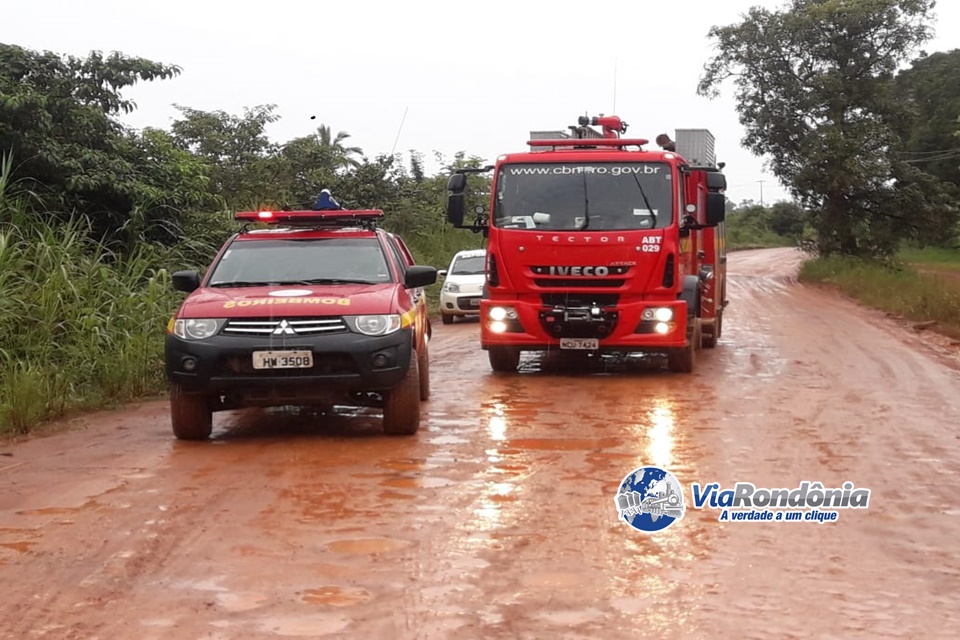 URGENTE: Carro derrapa e cai em Vala na zona Rural de Porto Velho