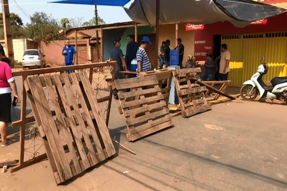 Moradores fecham Estrada do Belmont em Porto Velho e cobram asfaltamento