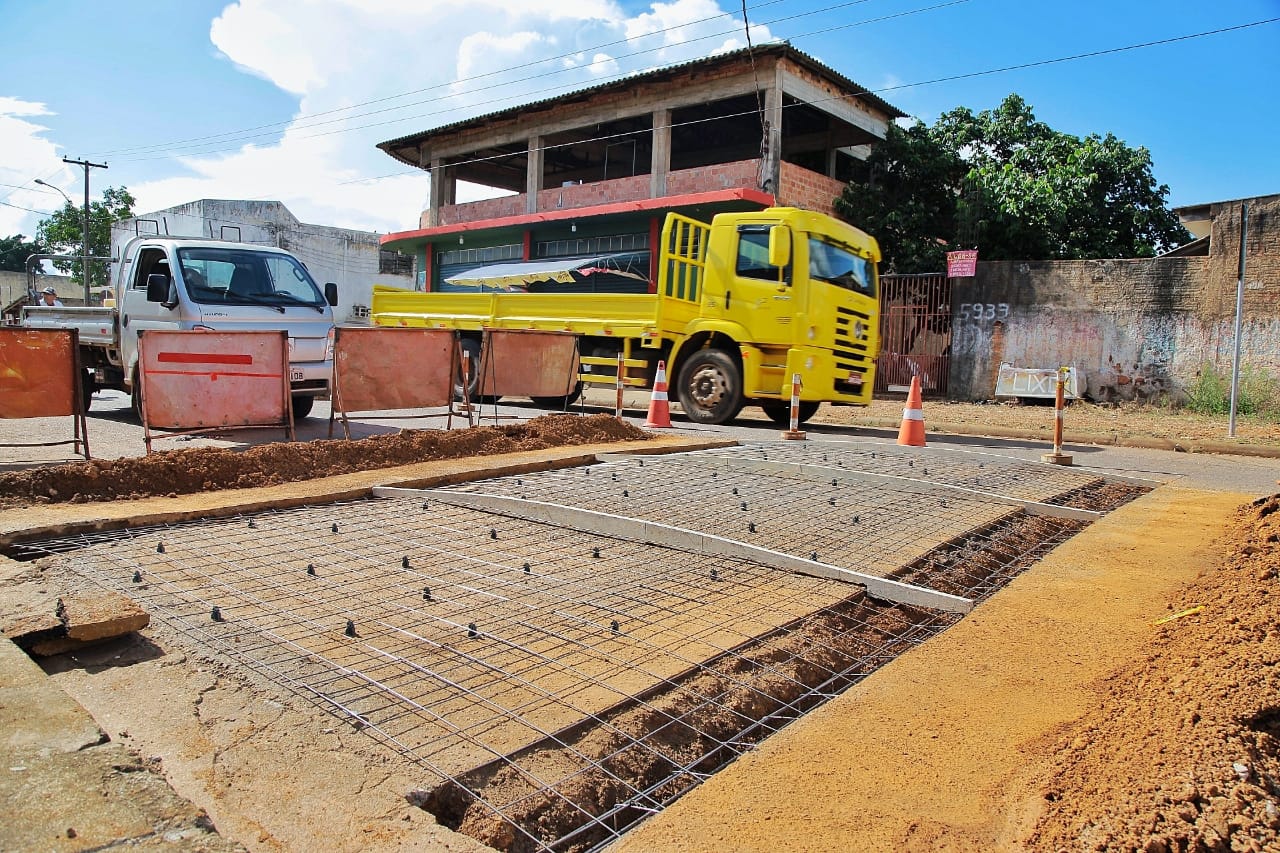 Prefeitura instala redutores de velocidade na Amazonas com Ananias Ferreira