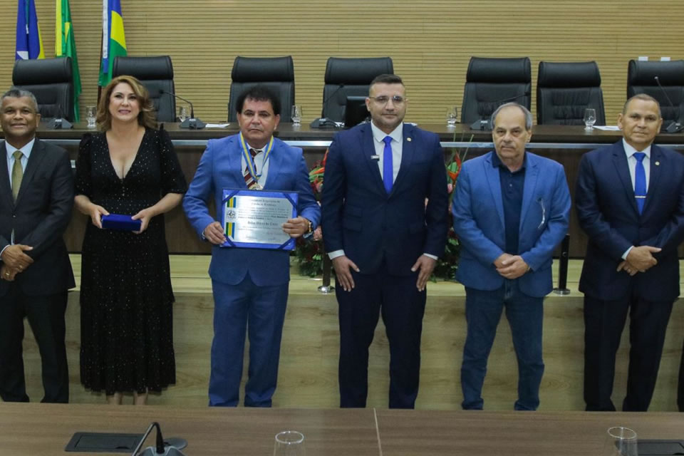 Deputado Ribeiro entrega título de cidadão honorário e medalha do mérito ao advogado Hélio Vieira