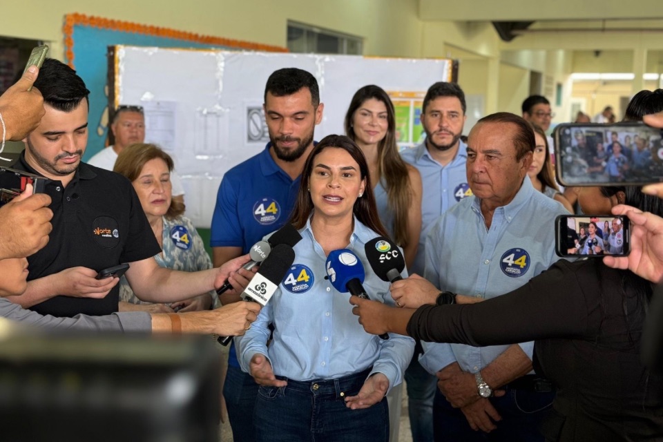 Mariana Carvalho vota na Escola Brasília e mostra confiança em vitória no primeiro turno