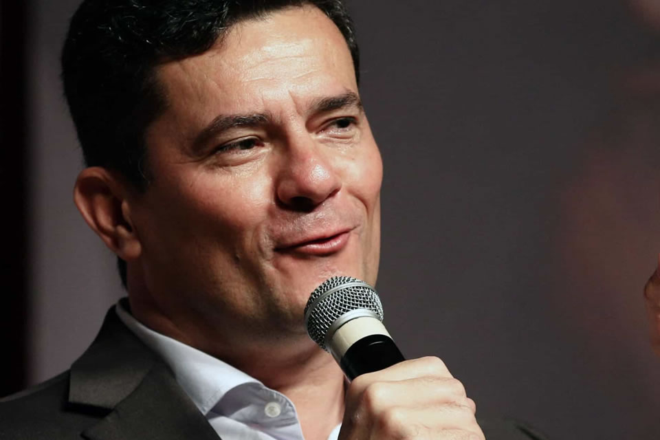 Moro critica prova do Enem mal redigida, mas escreve errado nome do exame