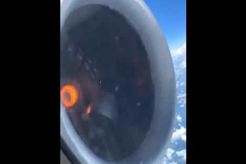 Passageiro regista momento em que peça de motor de avião se solta