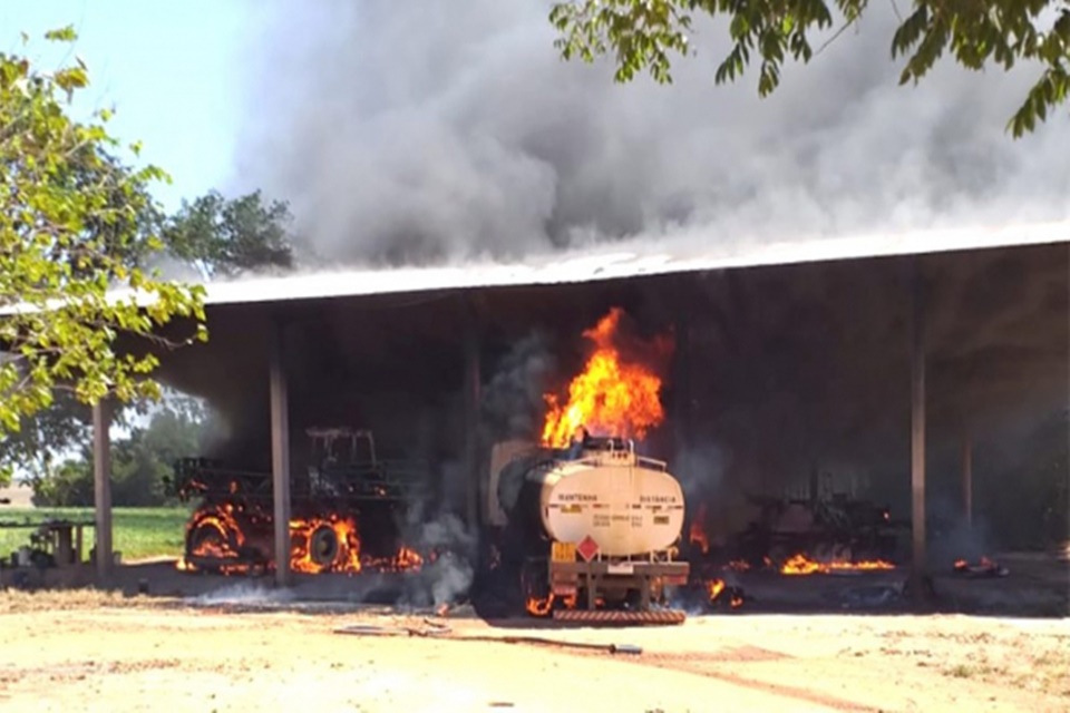 Homem morre queimado após incêndio atingir caminhão-tanque em fazenda