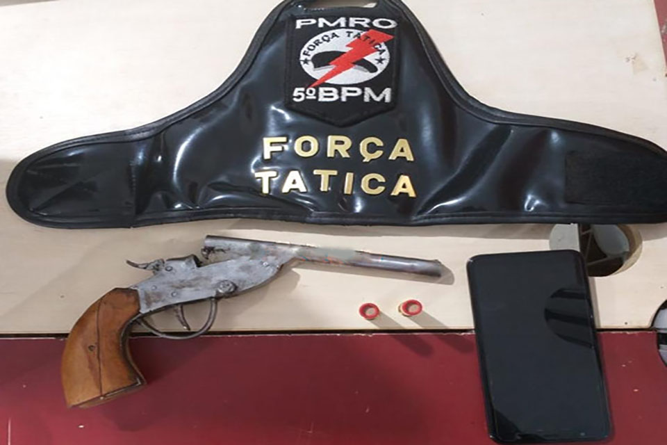 Jovem foge ao ver PM e acaba preso com arma de fogo na Zona Leste