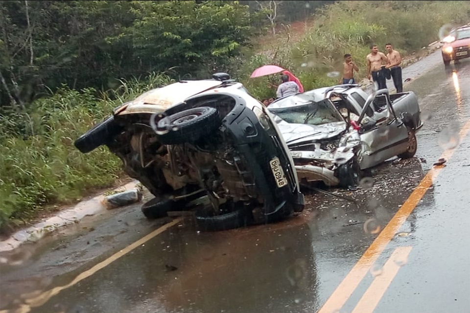 Acidente entre duas caminhonetes deixa três mortos da BR 364, em Vilhena