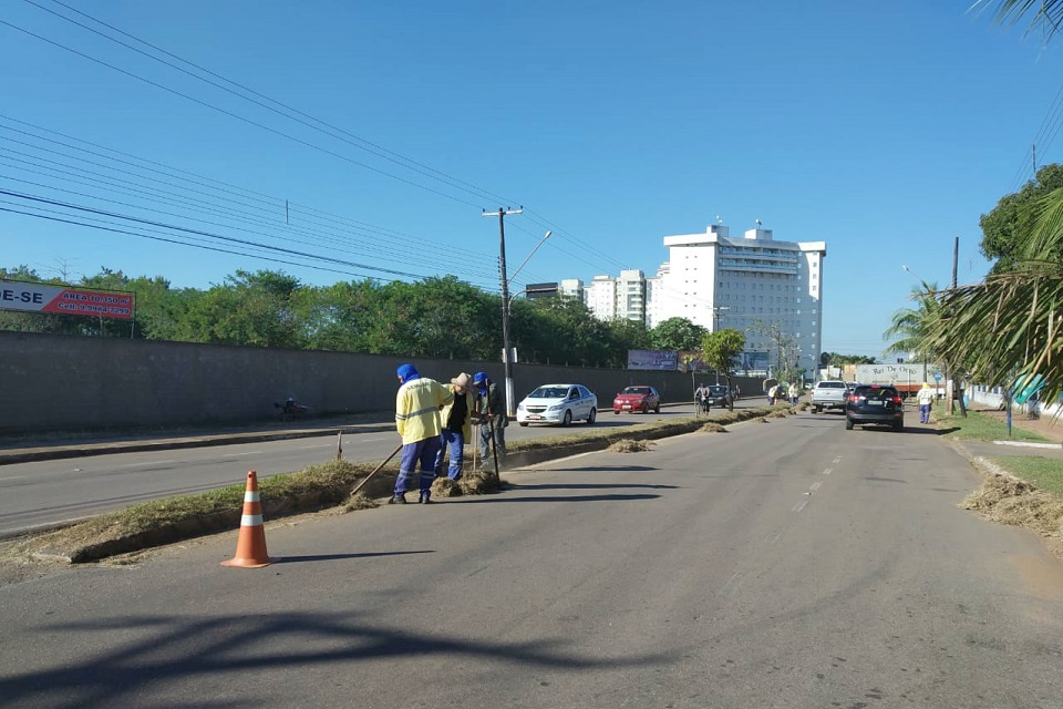 Prefeitura realiza limpeza na avenida Lauro Sodré